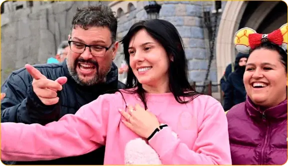 Família vivendo a experiência na Disneyland Paris