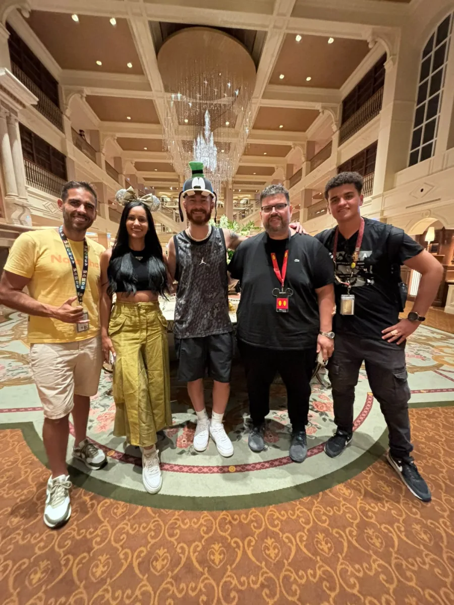 Fred Bruno vivendo a experiência Tem Disney em Paris
