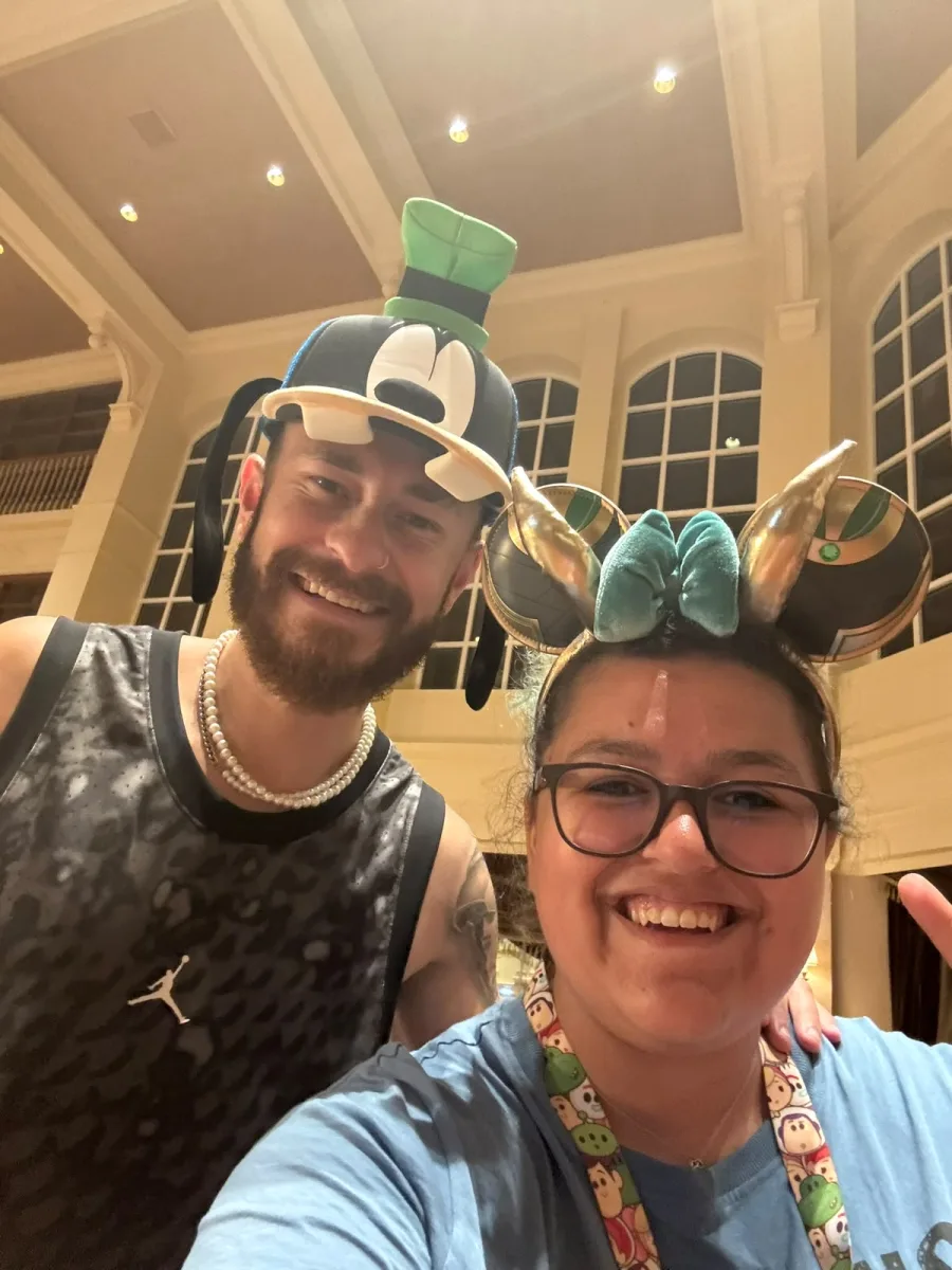 Fred Bruno em registro com a Tem Disney em Paris
