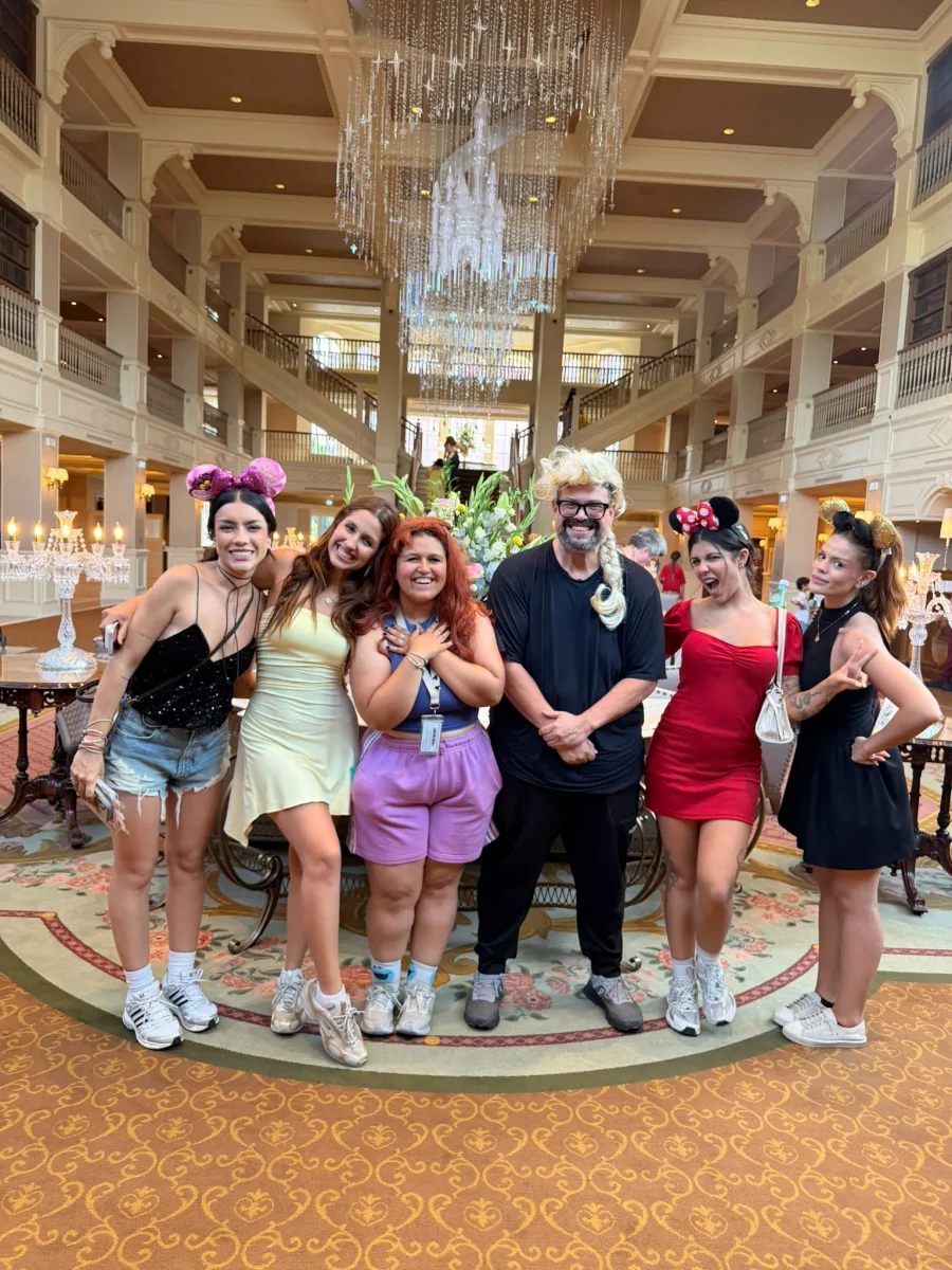 Sandrinha, Luiza Parente, Laura Vannuchi e Carolyna Borges com a Tem Disney em Paris